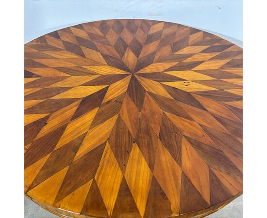 Antique splendid round walnut table from Rolo, early 1800s. Inlaid top. H78 diameter 73 cm