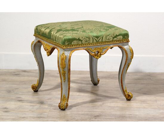 Coppia di sgabelli in legno intagliato, laccato e dorato, Epoca Barocchetto, Torino, metà del XVIII secolo