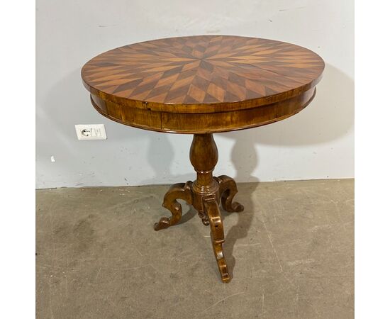 Antique splendid round walnut table from Rolo, early 1800s. Inlaid top. H78 diameter 73 cm