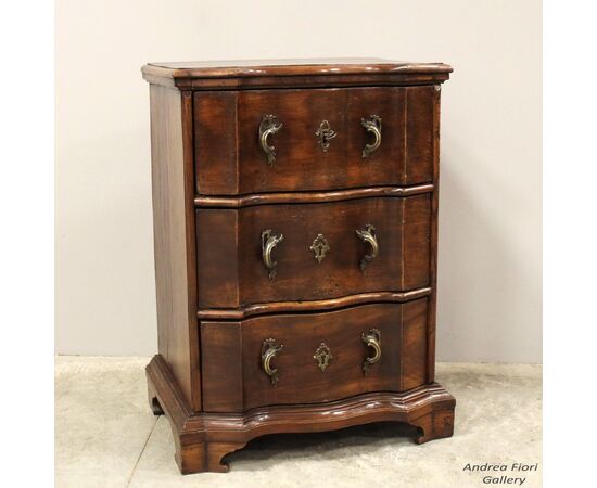 Antique Louis XV walnut chest of drawers - Italy, 18th century