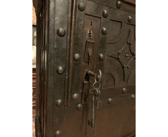 DARS686 - Antica cassaforte rivestita in ferro, epoca '700, misure cm L 95 x H 174 x P 5
