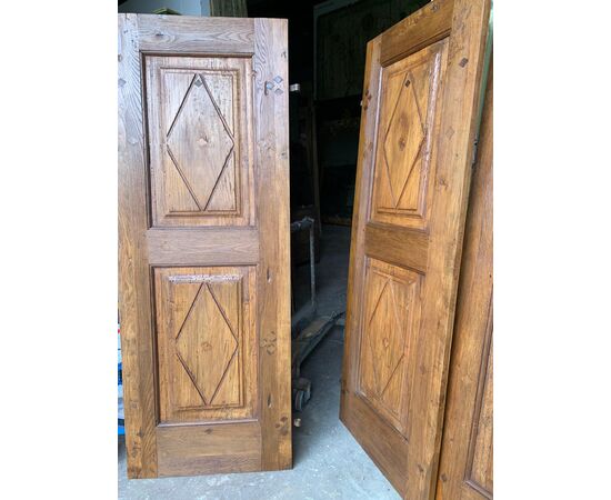 PTS896 - No. 4 poplar and oak doors, 18th century, measuring cm W 75 x H 200