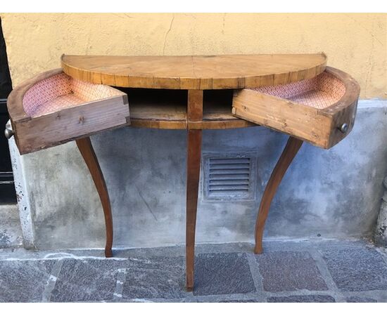 Piccola consolle in noce