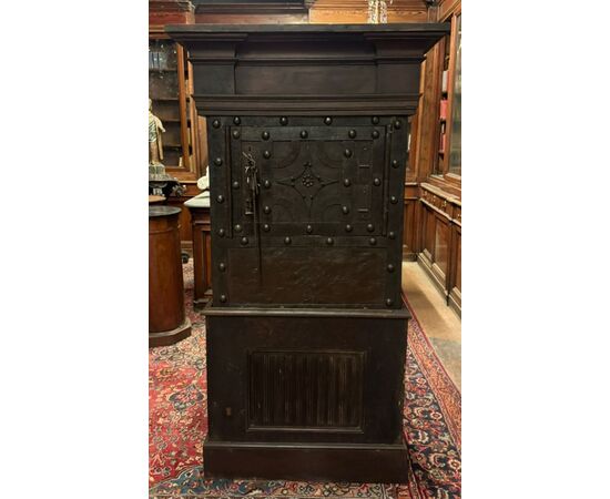 DARS686 - Antica cassaforte rivestita in ferro, epoca '700, misure cm L 95 x H 174 x P 5