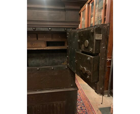 DARS686 - Antica cassaforte rivestita in ferro, epoca '700, misure cm L 95 x H 174 x P 5