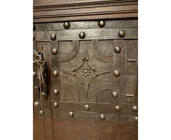 DARS686 - Antica cassaforte rivestita in ferro, epoca '700, misure cm L 95 x H 174 x P 5