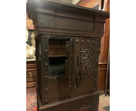 DARS686 - Antica cassaforte rivestita in ferro, epoca '700, misure cm L 95 x H 174 x P 5