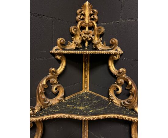 ARM253 - Angoliera laccata e dorata, epoca '700, misura cm L 93 x H 190 x P 65