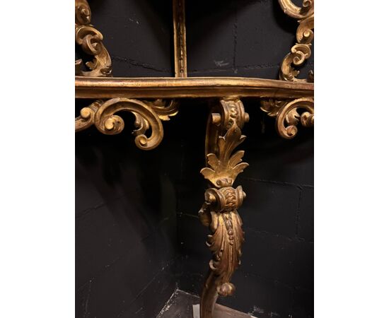 ARM253 - Angoliera laccata e dorata, epoca '700, misura cm L 93 x H 190 x P 65