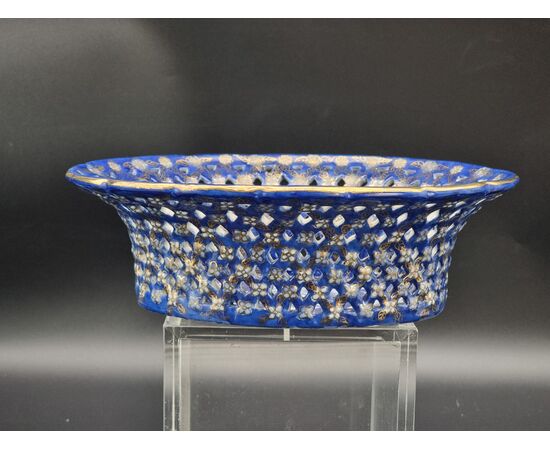 Blue and gold openwork porcelain bowl with apocryphal Qianlong seal – China, early 20th century