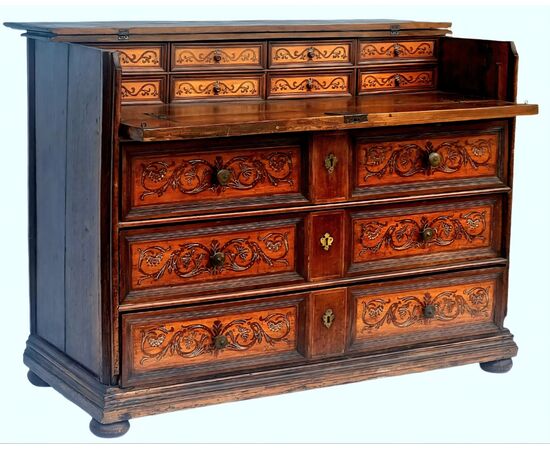 Walnut drop-front chest of drawers, Veneto, second half of the 17th century