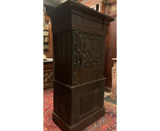 DARS686 - Antica cassaforte rivestita in ferro, epoca '700, misure cm L 95 x H 174 x P 5
