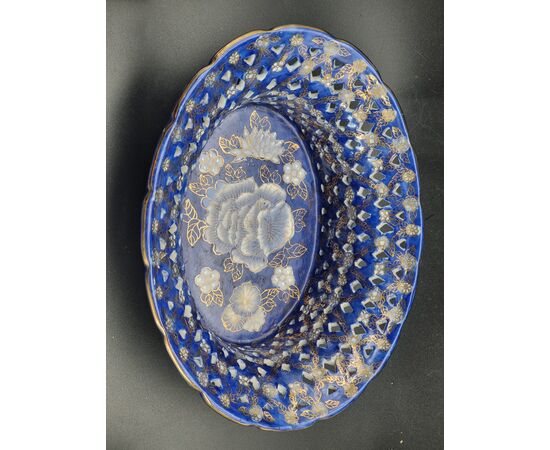 Blue and gold openwork porcelain bowl with apocryphal Qianlong seal – China, early 20th century