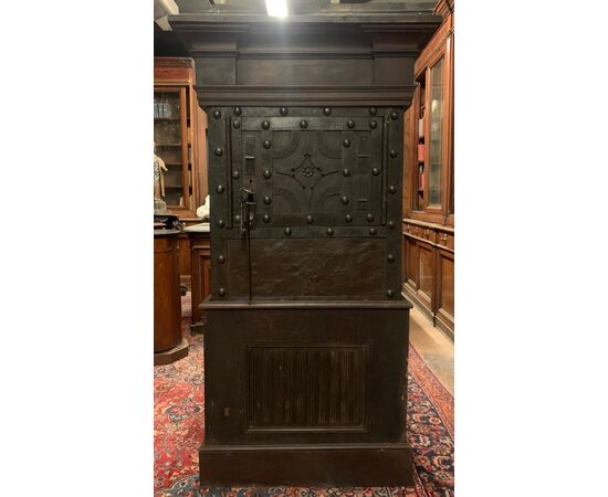 DARS686 - Antica cassaforte rivestita in ferro, epoca '700, misure cm L 95 x H 174 x P 5