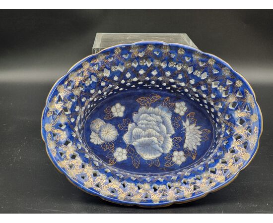 Blue and gold openwork porcelain bowl with apocryphal Qianlong seal – China, early 20th century