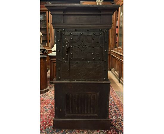 DARS686 - Antica cassaforte rivestita in ferro, epoca '700, misure cm L 95 x H 174 x P 5