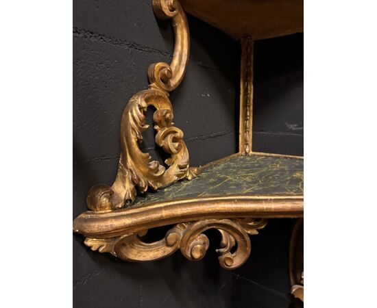 ARM253 - Angoliera laccata e dorata, epoca '700, misura cm L 93 x H 190 x P 65