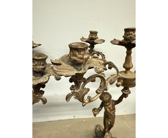Coppia di candelabri/candelieri bronzo '900 a cinque fiamme con putti, 52x42cm