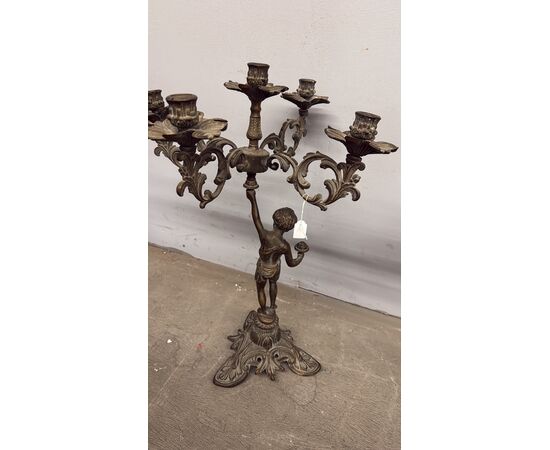 Coppia di candelabri/candelieri bronzo '900 a cinque fiamme con putti, 52x42cm