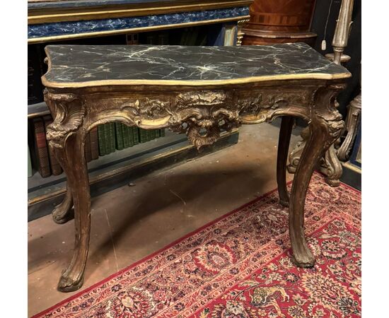 TAV261 - Consolle in legno laccato e dorato, epoca '700, misure cm L 120 x H 87 x P 57