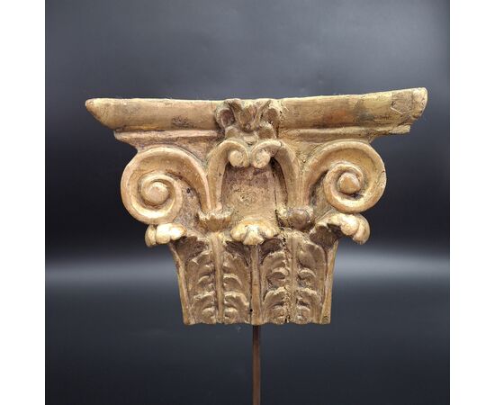 Coppia di capitelli corinzi in legno intagliato, XIX secolo.