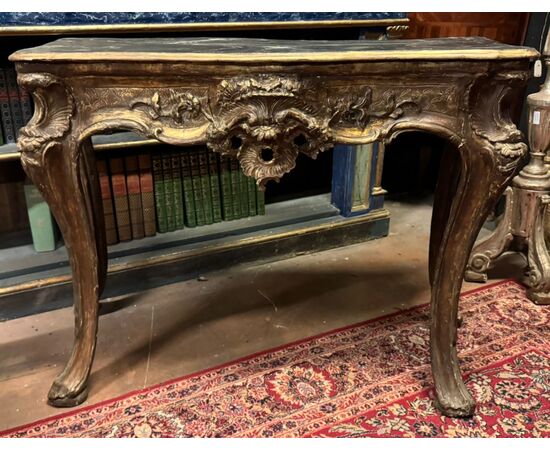 TAV261 - Consolle in legno laccato e dorato, epoca '700, misure cm L 120 x H 87 x P 57