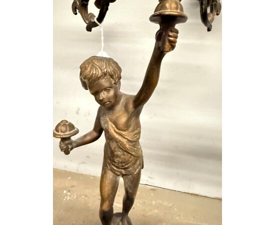 Coppia di candelabri/candelieri bronzo '900 a cinque fiamme con putti, 52x42cm
