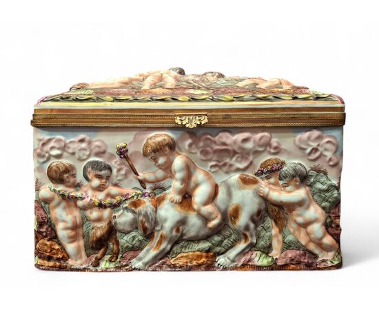 Large Capodimonte porcelain box