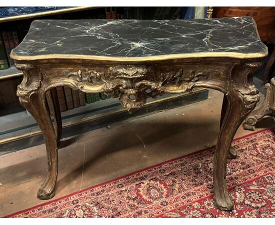 TAV261 - Consolle in legno laccato e dorato, epoca '700, misure cm L 120 x H 87 x P 57