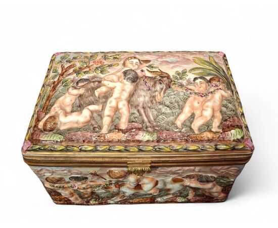 Large Capodimonte porcelain box