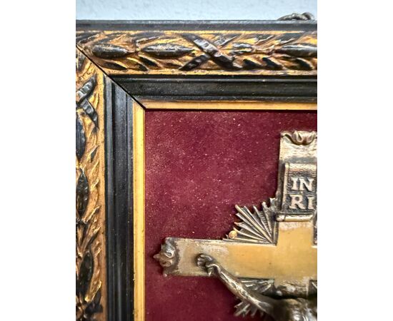 Antico crocefisso in bronzo con cornice antica XIX, 20x29cm