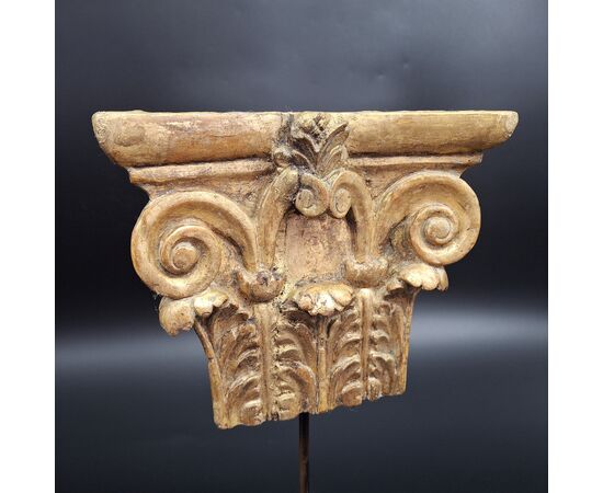 Coppia di capitelli corinzi in legno intagliato, XIX secolo.