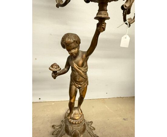 Coppia di candelabri/candelieri bronzo '900 a cinque fiamme con putti, 52x42cm