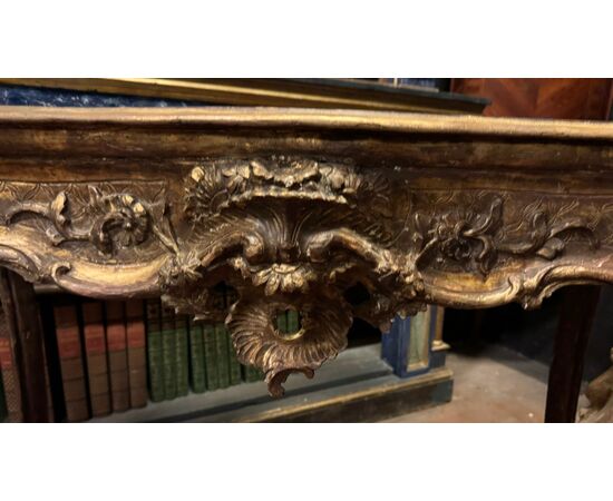 TAV261 - Consolle in legno laccato e dorato, epoca '700, misure cm L 120 x H 87 x P 57