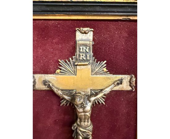Antico crocefisso in bronzo con cornice antica XIX, 20x29cm