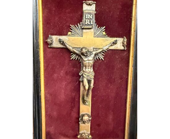 Antico crocefisso in bronzo con cornice antica XIX, 20x29cm