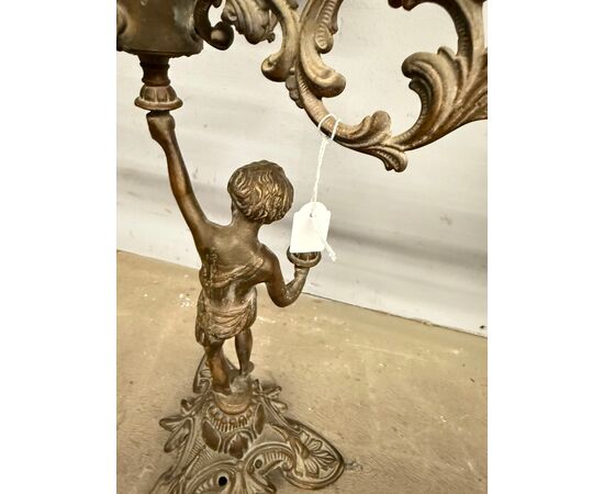 Coppia di candelabri/candelieri bronzo '900 a cinque fiamme con putti, 52x42cm