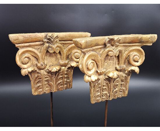 Coppia di capitelli corinzi in legno intagliato, XIX secolo.