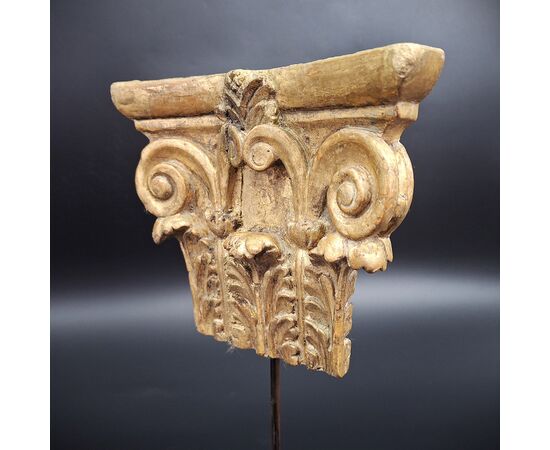 Coppia di capitelli corinzi in legno intagliato, XIX secolo.