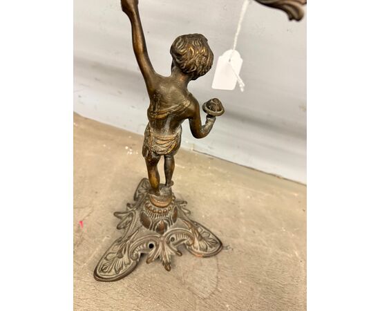 Coppia di candelabri/candelieri bronzo '900 a cinque fiamme con putti, 52x42cm