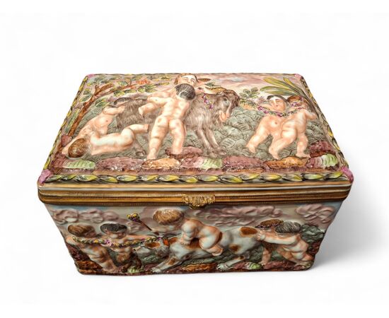 Large Capodimonte porcelain box