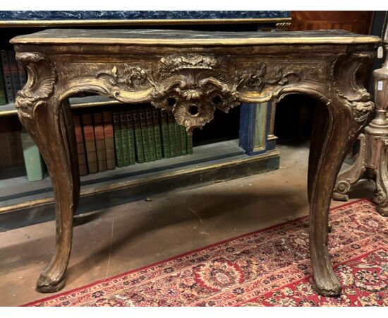 TAV261 - Consolle in legno laccato e dorato, epoca '700, misure cm L 120 x H 87 x P 57