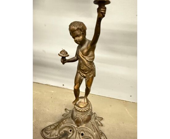 Coppia di candelabri/candelieri bronzo '900 a cinque fiamme con putti, 52x42cm