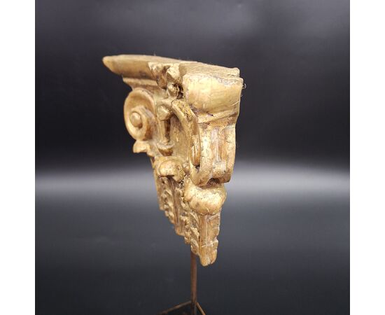 Coppia di capitelli corinzi in legno intagliato, XIX secolo.