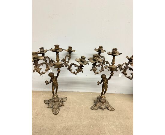 Coppia di candelabri/candelieri bronzo '900 a cinque fiamme con putti, 52x42cm