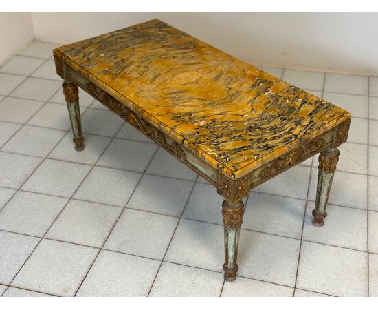 Tavolino intagliato laccato dorato Napoleone III con piano in marmo