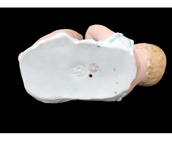 Bimbo in porcellana bisquit policroma.Manifattura Heuback.Germania.