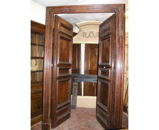 PTS356 - N. 3 walnut doors, carved panels, two with same frame + one with different frame, 17th century, different sizes