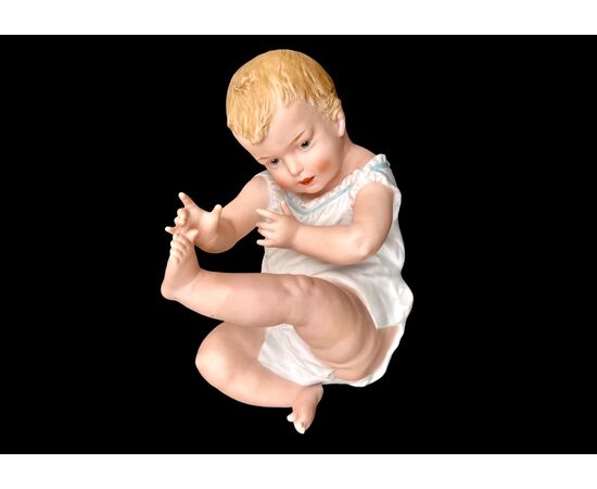 Bimbo in porcellana bisquit policroma.Manifattura Heuback.Germania.
