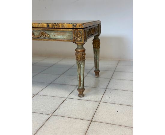 Tavolino intagliato laccato dorato Napoleone III con piano in marmo